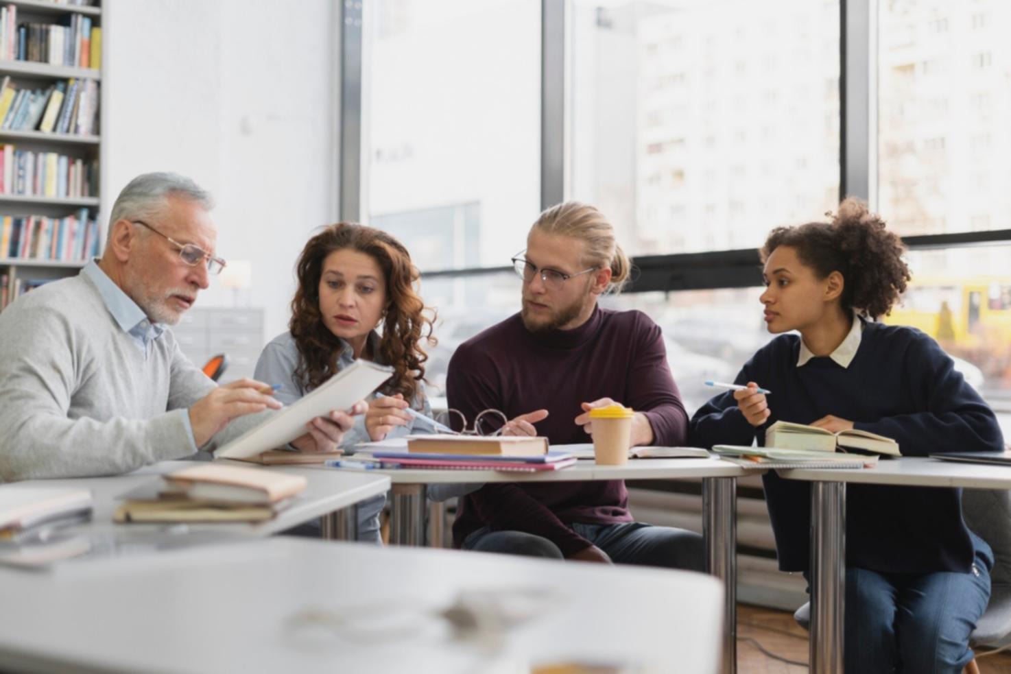 Moderne Arbeitsumgebung mit Finanzanalysen und Marketingmaterialien